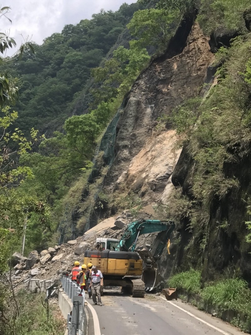 強震後邊坡土石可能有鬆動情形，且還有颱風來襲因素，山區道路發生坍方落石風險提高。圖為北橫公路曾發生落石坍方。（資料照，記者翻攝）