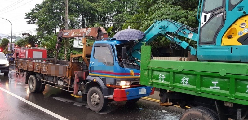 大貨車上的怪手直撞後方吊臂車前擋風玻璃，吊臂車駕駛當場死亡。（民眾提供）