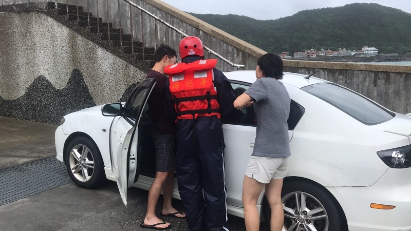 「利奇馬」颱風往北偏，對台影響降低，今天上午基隆風雨轉弱，北海岸湧入不少觀浪民眾，海巡單位疲於奔命，連忙開立勸導單，7日至今已強制驅離244車635人。（記者林嘉東翻攝）