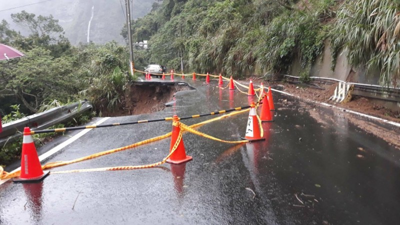 苗栗縣苗21線11.7公里路塌50公尺。（記者蔡政珉翻攝）