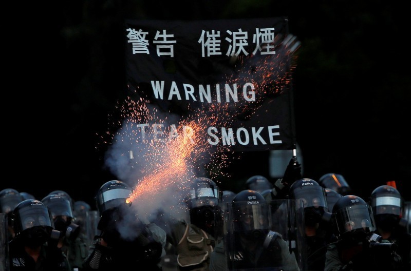 香港警方射催淚彈。（路透）