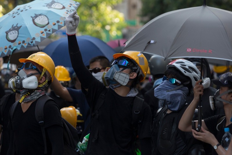 香港民眾申請明日於黃大仙區遊行，但遭警方反對。圖為5日香港三罷（罷工、罷課、罷市）期間，黃大仙區民眾集會情形。（法新社）