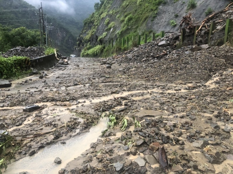 台29線3.2K通往甲仙的主要道路出現土石泥流。（那瑪夏區公所提供）