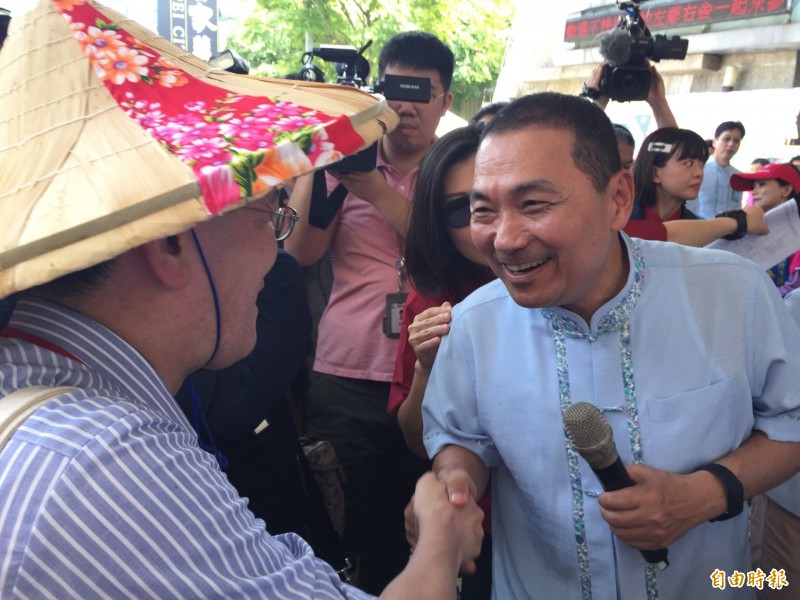 侯友宜（右）身穿客家服飾，與駐華使節（左）握手致意。（記者邱書昱攝）