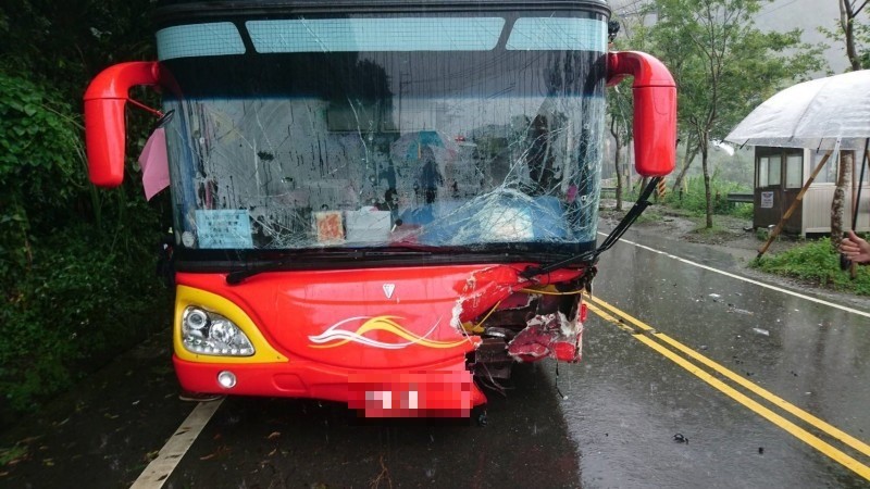 阿里山公路十字段發生遊覽車與休旅車對撞車禍，遊覽車駕駛座嚴重受損。（記者蔡宗勳翻攝）