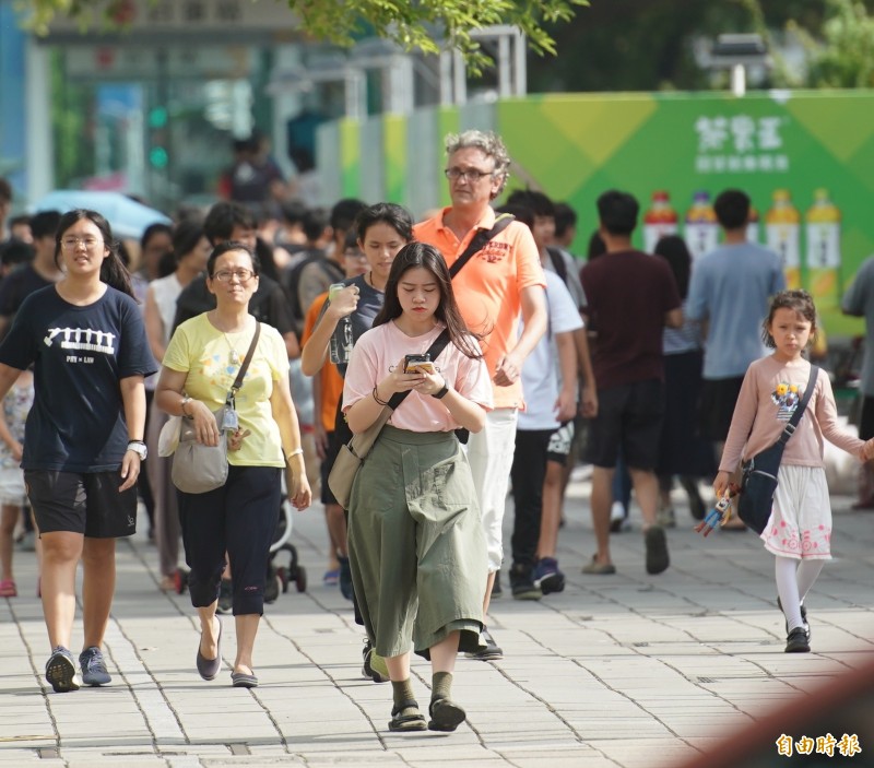 明（12日）全台各地多為多雲到晴，午後中南部及台東地區有局部短暫雷陣雨的發生機率，而北部及東半部天氣炎熱，東南部則有焚風發生的機率，桃園、大台北地區及東南部，依舊高溫上看36度。（記者黃志源攝）