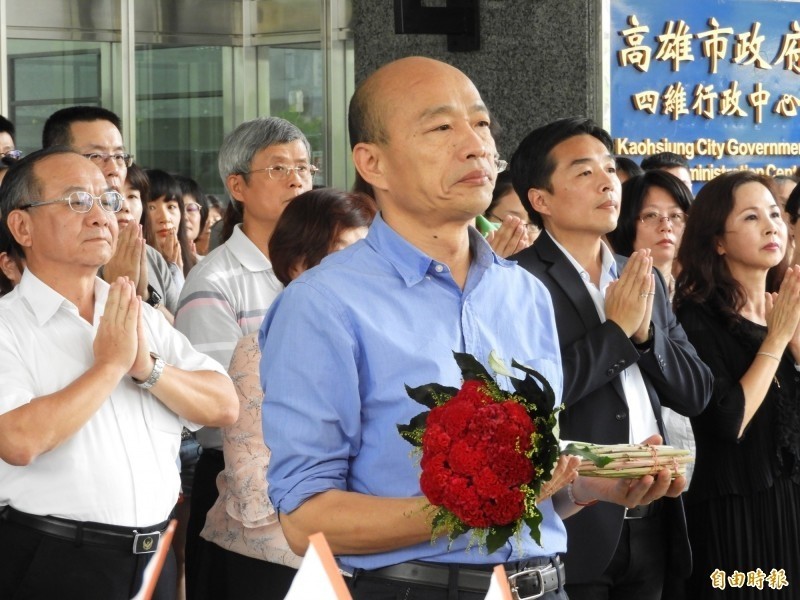 傳出在國民黨中央建議下，高雄市長韓國瑜週一到週五的晚間也要開始衝選舉，恐影響市政，黃創夏對此在臉書發文酸韓，記得給李四川、陳其邁「加班費」。（資料照）