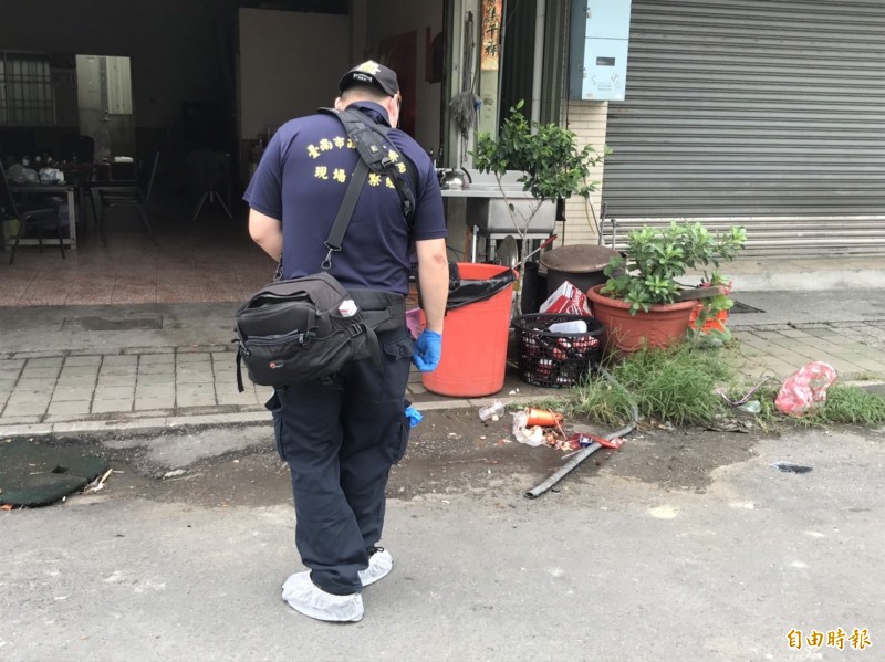 台南仁德今下午驚傳一名30多歲男子胸口疑遭槍傷，被丟包在路旁送醫不治，警方到現場採證釐清。（記者萬于甄攝）