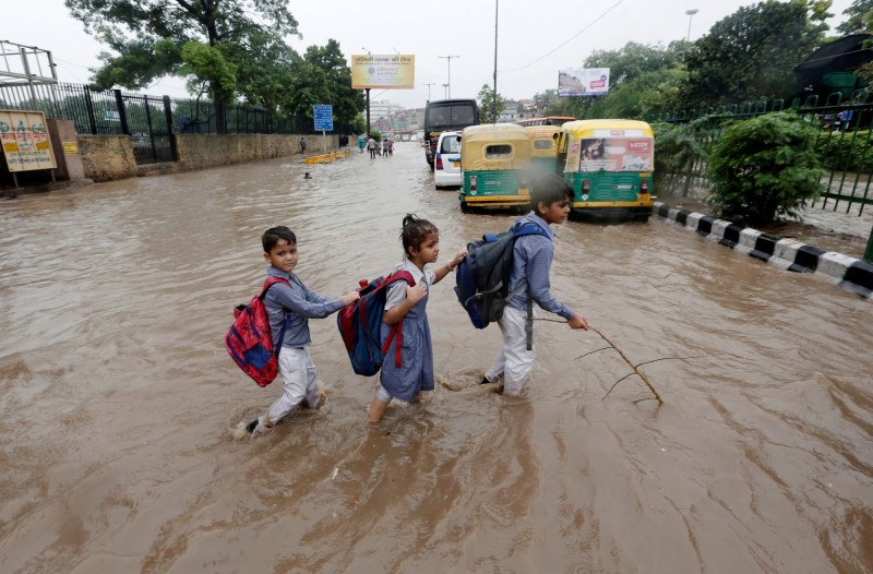 印度因季風帶來的暴雨下不停，各地紛紛傳出洪水災情，至少造成95死、數十萬人撤離。（路透）