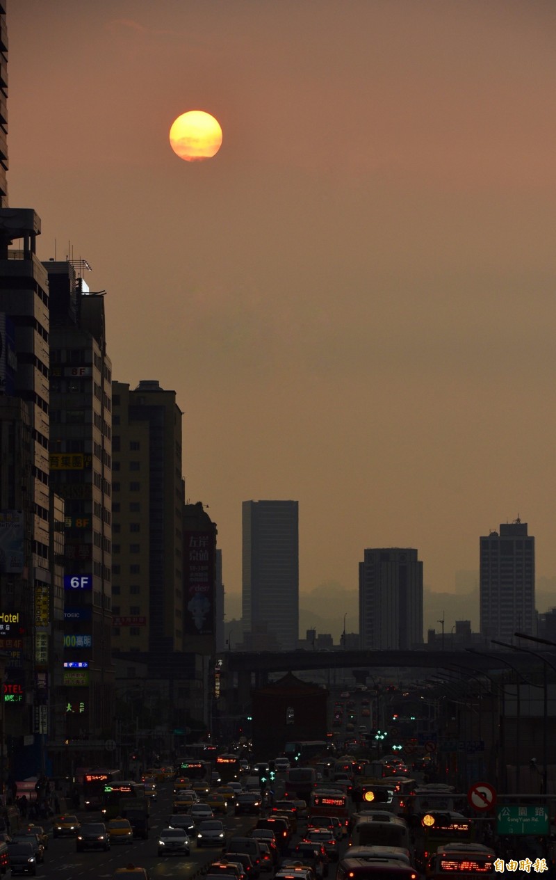 今年4月29日的台北懸日，太陽從雲縫中露臉，讓忠孝西路、中山南路口天橋上守侯的攝影愛好者驚呼不已。（資料照）