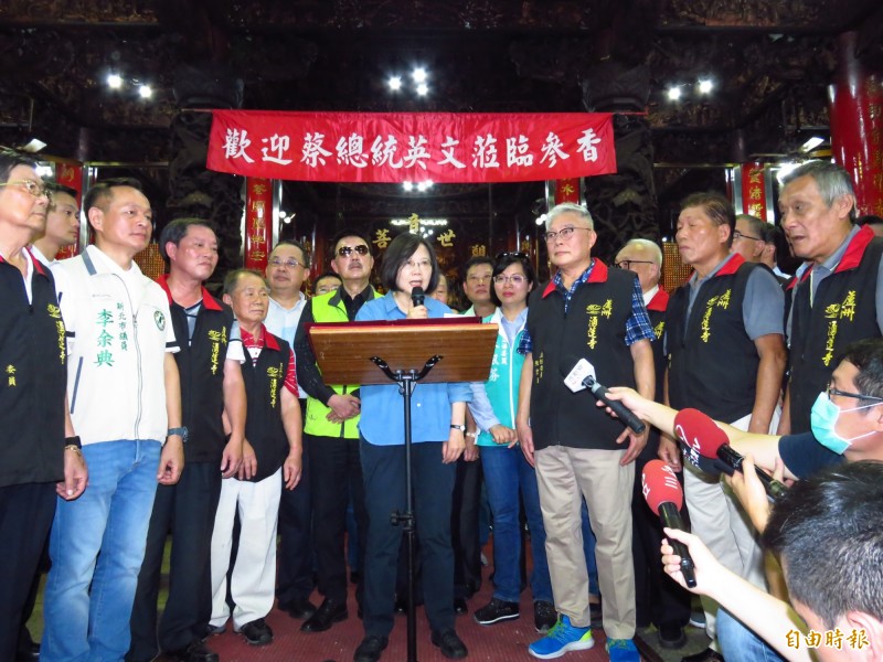 蔡英文總統今天早上至蘆洲湧蓮寺參拜，右三為湧蓮寺主任委員陳宏昌。（記者陳心瑜攝）