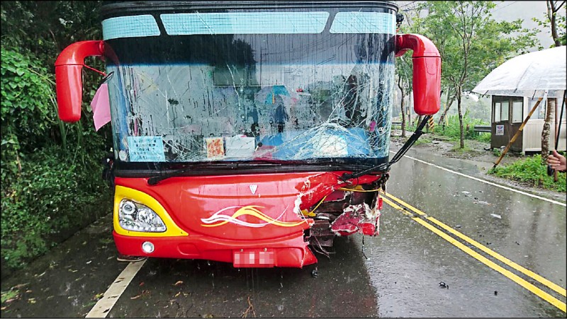 阿里山公路遊覽車、休旅車對撞車禍，載著中客的遊覽車駕駛座前嚴重受損。（記者蔡宗勳翻攝）