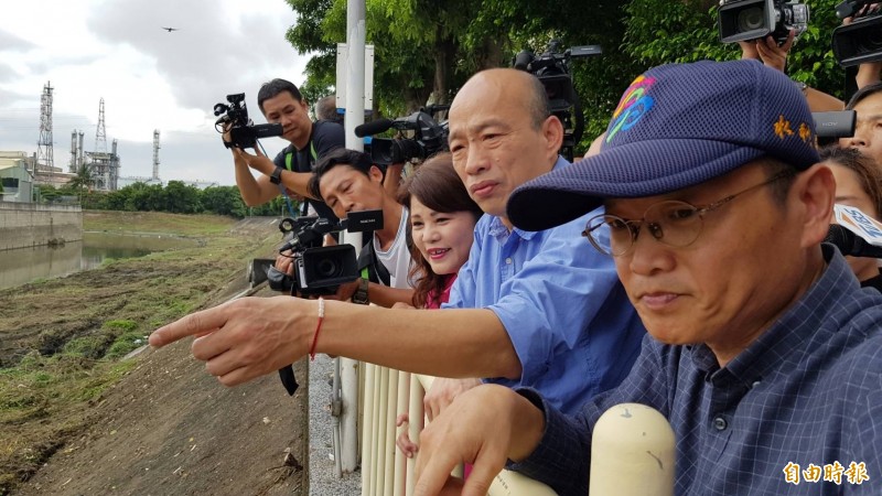 高雄市長韓國瑜（右二）昨天面對前立委陳宏昌質疑，坦言年輕時確實放縱過，喝酒、抽菸、打麻將及不認真，但現在的他跟20年前已不一樣，盼陳宏昌多多瞭解。今晚韓國瑜卻硬起來，在臉書發文說「溫良恭儉，再也不讓」，痛斥世上就是有些「我只是讓著你、你卻以為我怕你」的「白目囡仔」。圖為韓國瑜今午視察後勁溪中華社區渠道清疏工程。（記者陳文嬋攝）