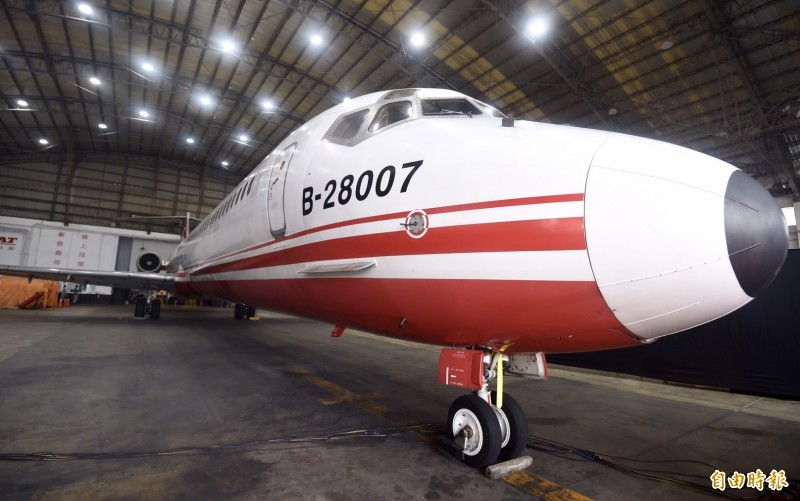 遠東航空12日舉行MD舊機除役暨新制服發表記者會，圖為除役編號B-28007的MD舊機。（記者簡榮豐攝）