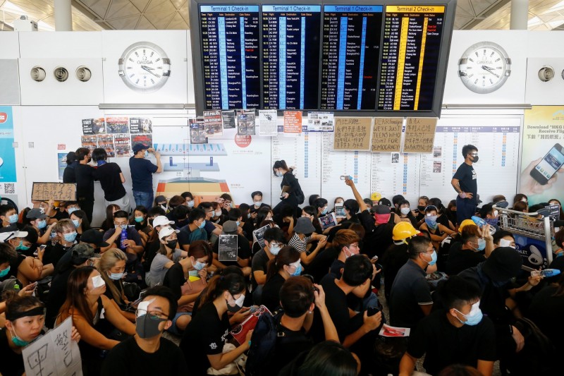 媒體報導，港府已切斷香港機場網路，準備清場。（路透）