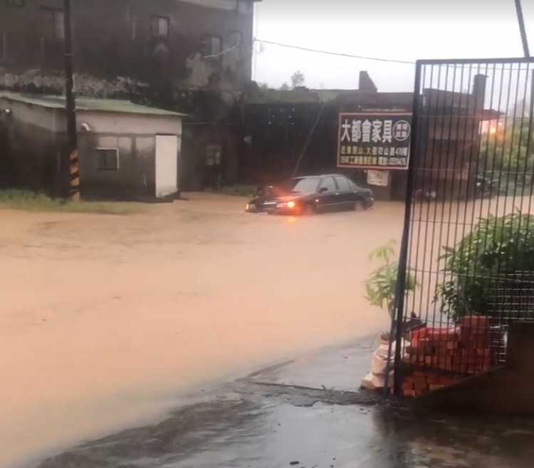 高雄地區多處傳出積淹水，車輛涉險而過。（記者洪臣宏翻攝臉書）