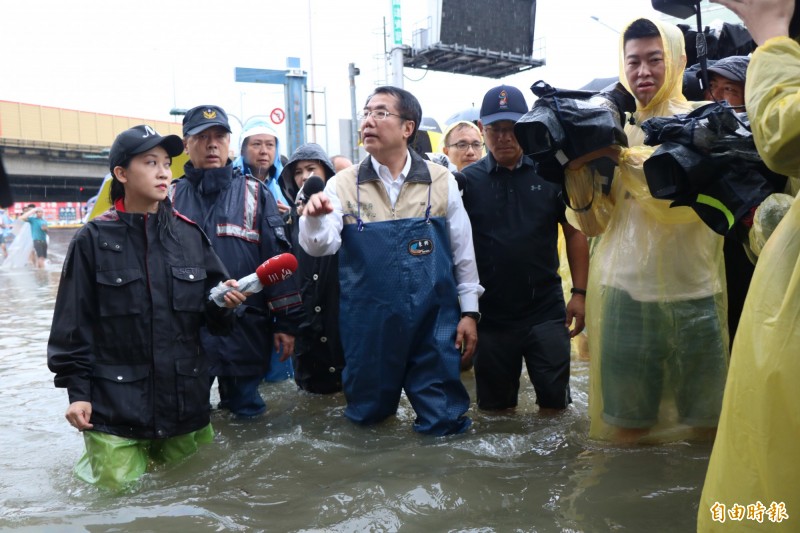 台南市長黃偉哲（中）今早前往萬代橋勘災。（記者萬于甄攝）