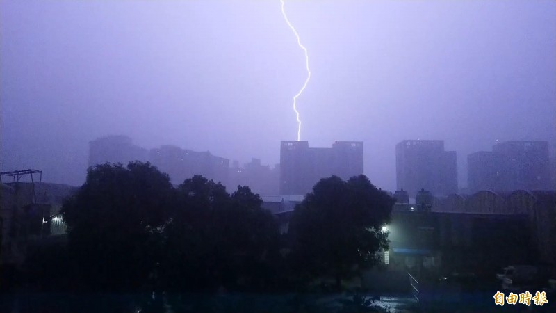 台南市今晨雷雨交加。（記者洪瑞琴攝）