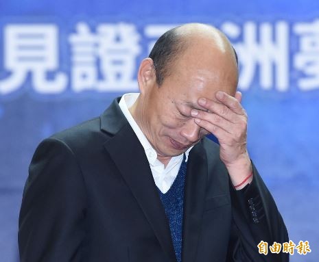 身兼高雄市長的國民黨總統參選人韓國瑜（見圖）原本喊出假日跑選舉、平日顧市政，但近日卻說「週一至週五晚間也要跑選舉」，甚至還被爆料12日近中午才出門上班。（資料照）