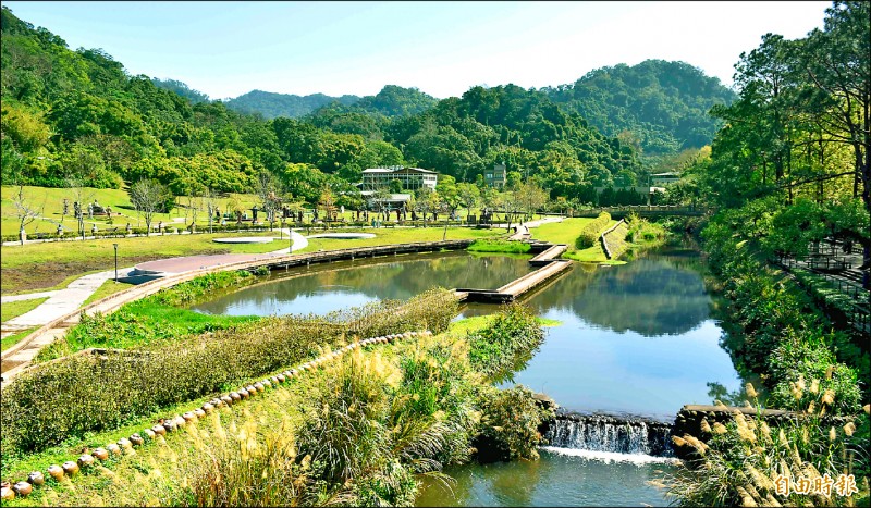 市府觀光旅遊局拚觀光，將在慈湖雕塑紀念公園水岸舞台，辦理「慈湖仲夏音樂季─水岸音樂會」活動。（記者李容萍攝）