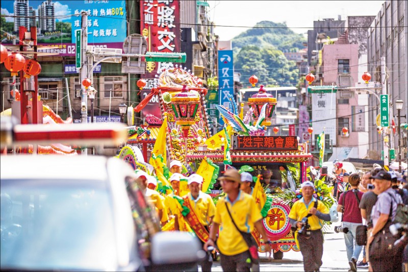 鷄籠中元祭迎斗燈遶境遊行昨天下午登場，由許姓宗親會引領斗燈隊伍出發，在市區大街小巷遶境，祈福庇佑市民平安。（記者俞肇福翻攝）