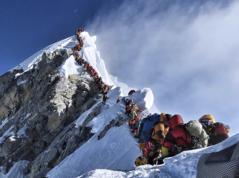 聖母峰今年春季登山季攀登人數創新高，11名罹難登山客中，至少有4人死於過度擁擠、塞車的山道。（美聯社）