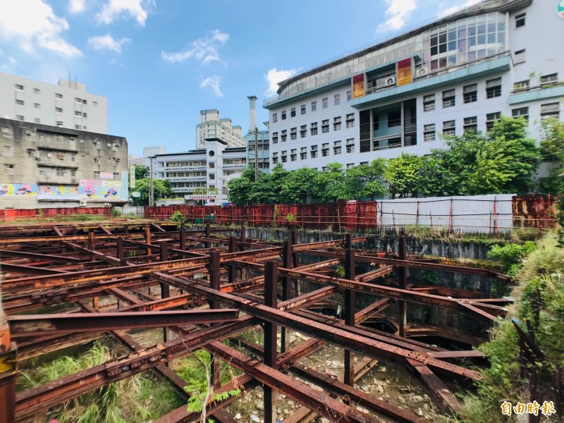 淡水學府路市一市場用地的「藍天市場共構大樓」工地緊鄰鄧公國小。（記者陳心瑜攝）