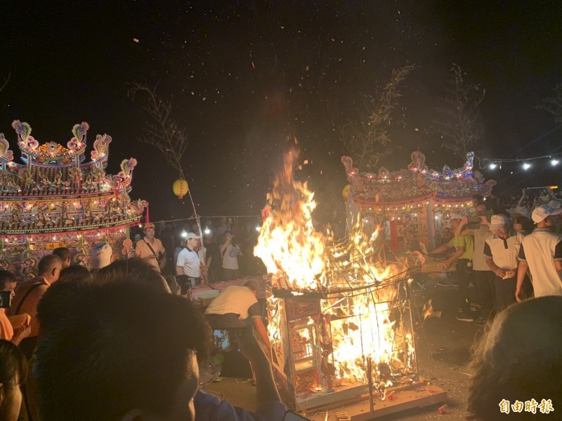 鷄籠中元祭出現謝姓水燈首還沒下水，就先起火燒光的罕見情況。（記者俞肇福攝）