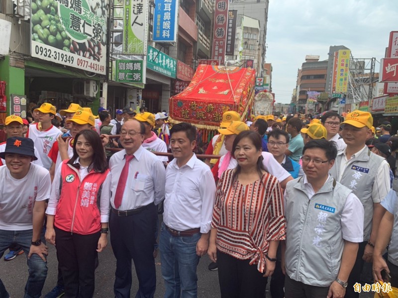 新竹市都城隍廟在中元節這天舉行奉旨賑孤的遶境活動，由副市長沈慧虹（右2）等人扶城隍爺威靈公神轎出巡。（記者洪美秀攝）