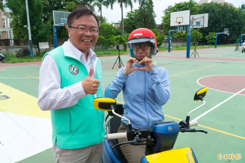 立委洪宗熠開辦「機車下鄉考照」大受年輕人歡迎。（記者顏宏駿攝）