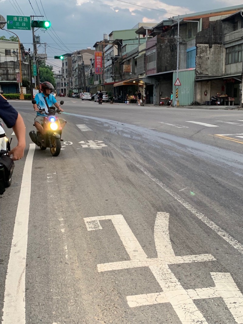 誰的車漏油 害騎士自摔受傷 社會 自由時報電子報