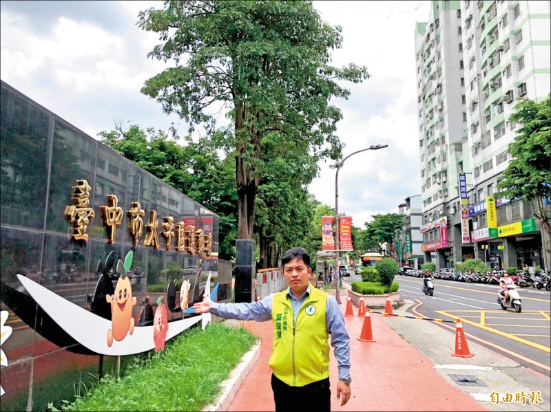 市議員蔡耀頡指出，太平體育場旁道路不寬，住宅大樓林立，居民擔憂跨年晚會恐讓交通塞爆。（記者張菁雅攝）