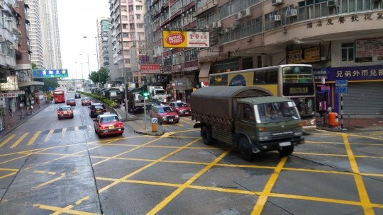 香港網路今天上午瘋傳，中國人民解放軍接近20輛軍車今晨出現在香港市區，許多網友擔心可能會在8月18日採取行動。（圖擷取自LIHKG）