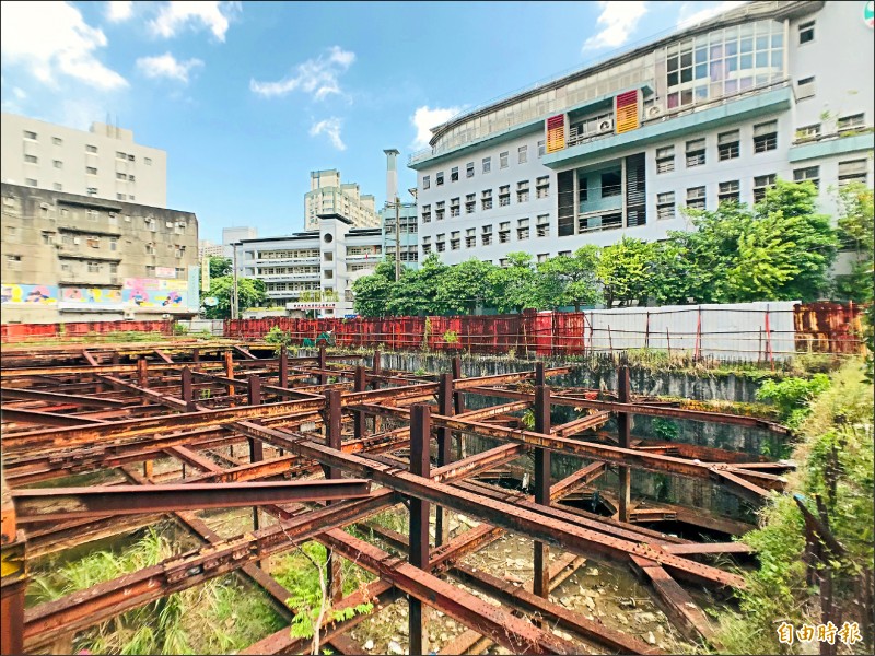 淡水學府路市一市場用地的「藍天市場共構大樓」工地緊鄰鄧公國小。
（記者陳心瑜攝）