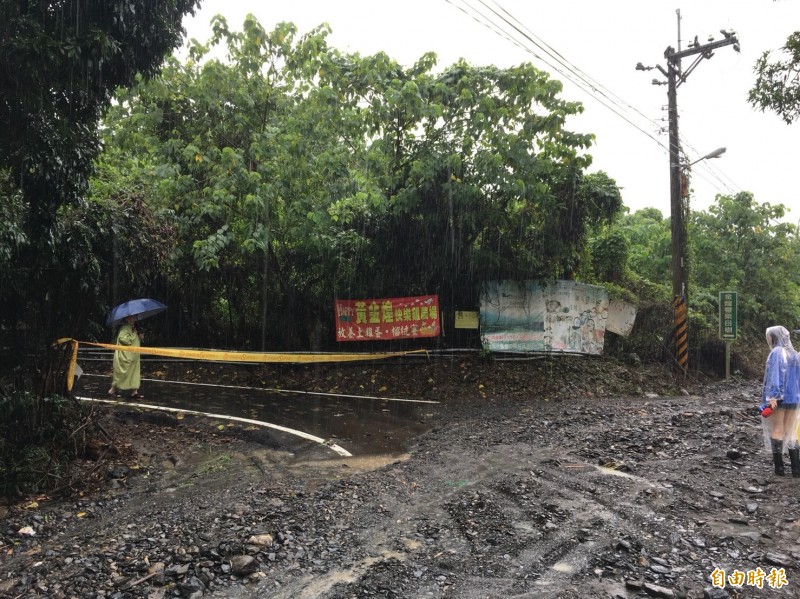 高雄六龜多處傳土石流崩塌，警方緊急封鎖道路。（記者黃佳琳翻攝）