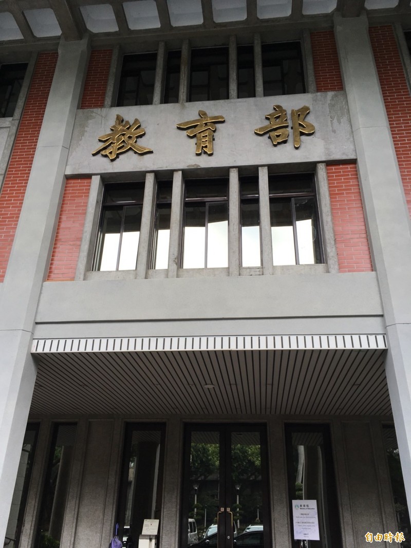 因應全球化加速及國際社會劇烈變動，教育部研擬完成「中小學國際教育白皮書2.0」草案，把「國家認同」增列為「學校本位國際教育計畫（SIEP）」的必要項目，預計明年開始，全國各高中職及國中小近4000校，均會依照自己學校的特色推動。（記者林曉雲攝）