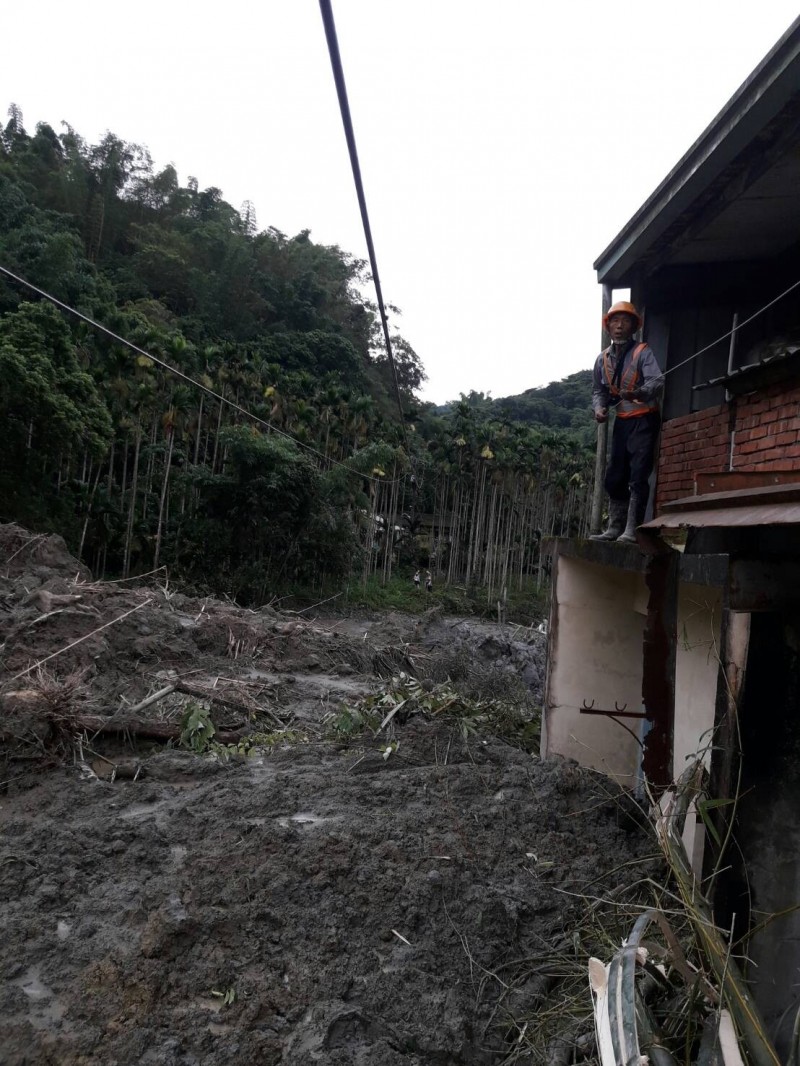 南投名間鄉爆發土石流災情，電力隨之中斷，台電人員投入搶修，已恢復供電。（記者劉濱銓翻攝）