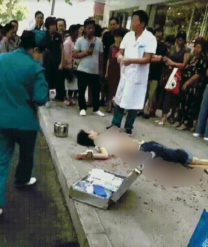 中國河南駐馬店市14日驚傳當街殺人案，事發原因疑似為男子跟女友說「這麼胖還要吃冰淇淋」，女友當街發狂，持剪刀狂刺其男友，男子送醫後，仍不幸身亡。（圖擷取自微博）