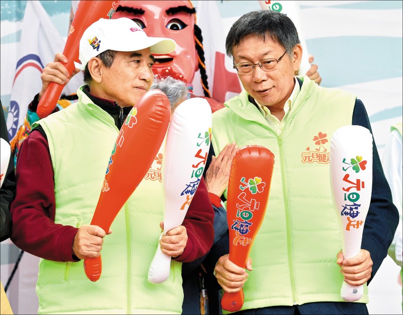 台北市長柯文哲接受專訪形容自己是獅子，而鴻海創辦人郭台銘是老虎、前立法院長王金平是狐狸，並說「獅虎比較合」。王金平昨回應強調「我是人」，並祝福柯、郭「越合越好」！圖為今年元旦柯文哲、王金平出席健走活動。（資料照）