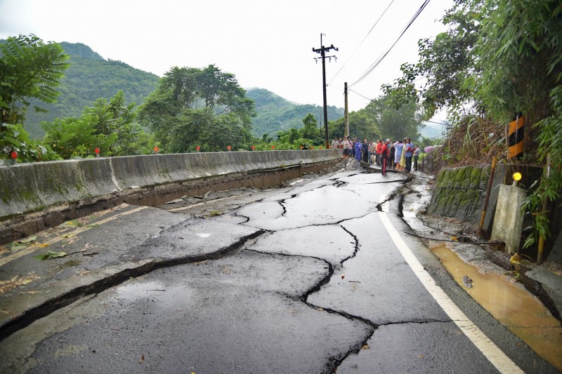 國姓鄉長豐村三隻寮產業道路走山，有150公尺長的邊坡嚴重塌陷、路基掏空。（南投縣政府提供）