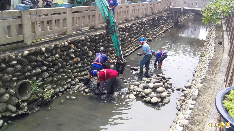 水利局拆除曹公圳文化西路至青年路二段截流及造景設施，加速排水。（記者陳文嬋攝）