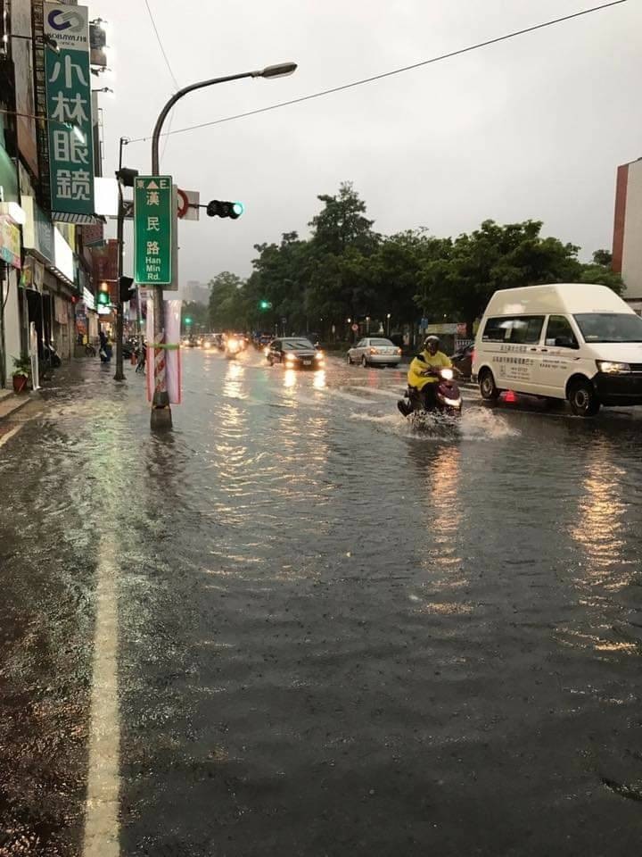 小港區漢民路中山國中前積淹水。（記者陳文嬋翻攝）