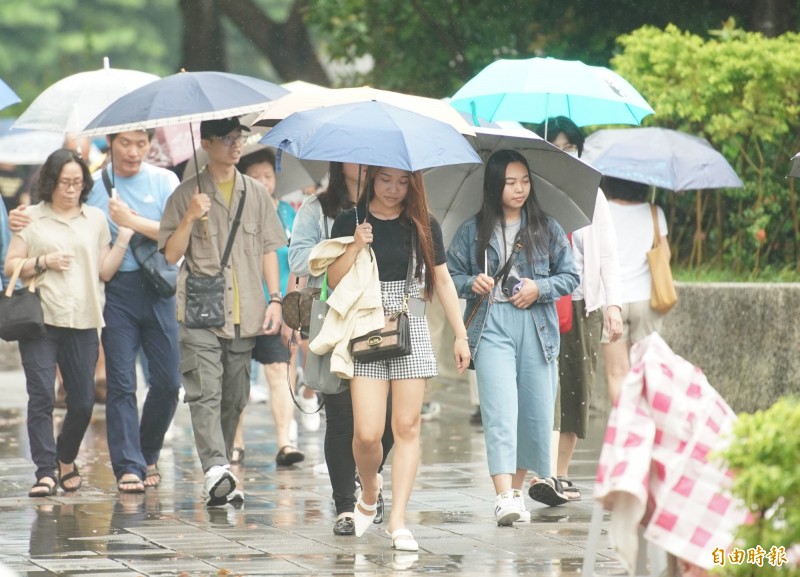 南部地區今天多數地方為短暫陣雨或雷雨天氣。據氣象局下午4點觀測資料，南部氣溫約在27度至33度間。（記者黃志源攝）