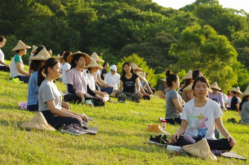 法鼓山世界青年會舉辦「夏季青年卓越禪修營」，學員們在戶外禪坐，探索內心。（法鼓山提供）