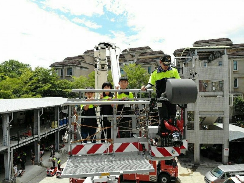 小朋友們體驗雲梯車。（記者蔡彰盛翻攝）