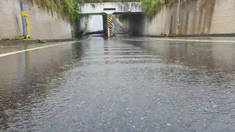 基隆市堵南1-1地下道積水封閉。（記者林欣漢翻攝）