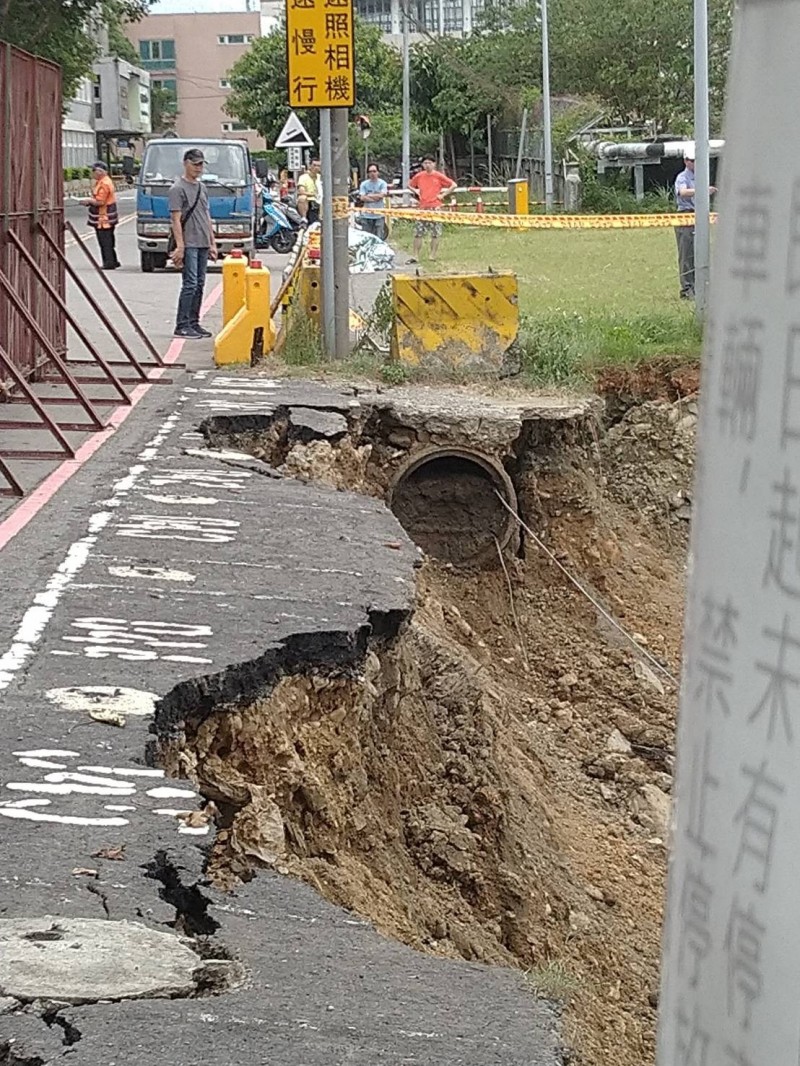 新北市泰山區南泰路昨天晚間9時許驚傳路面坍塌。（圖由新北工務局提供）