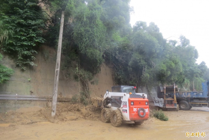 連日大雨，大肚柏森工業區今發生山坡崩塌，已是4天內發生第2次。（記者蘇金鳳攝）