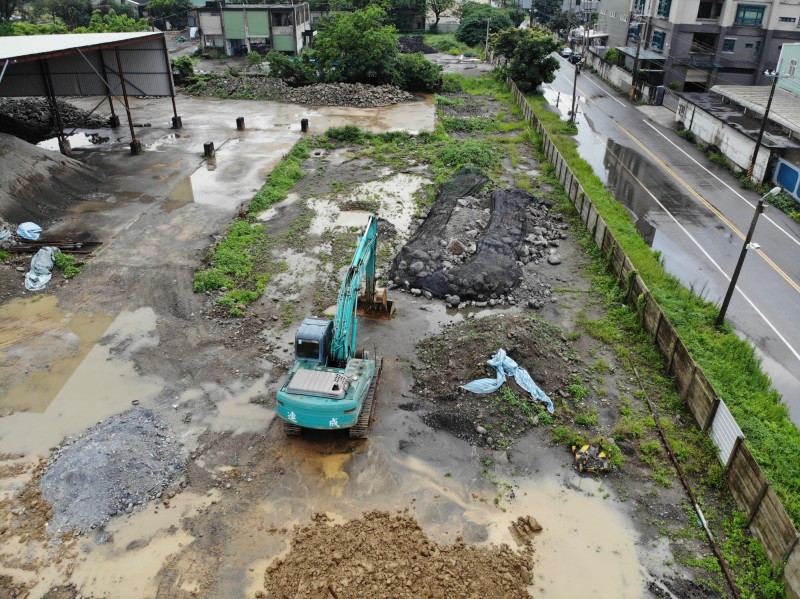 有民眾質疑，業者大量開挖，懷疑污染土也遭挖起混雜於一般廢棄物土壤中，遭偷渡至場外。（記者鄭名翔翻攝）