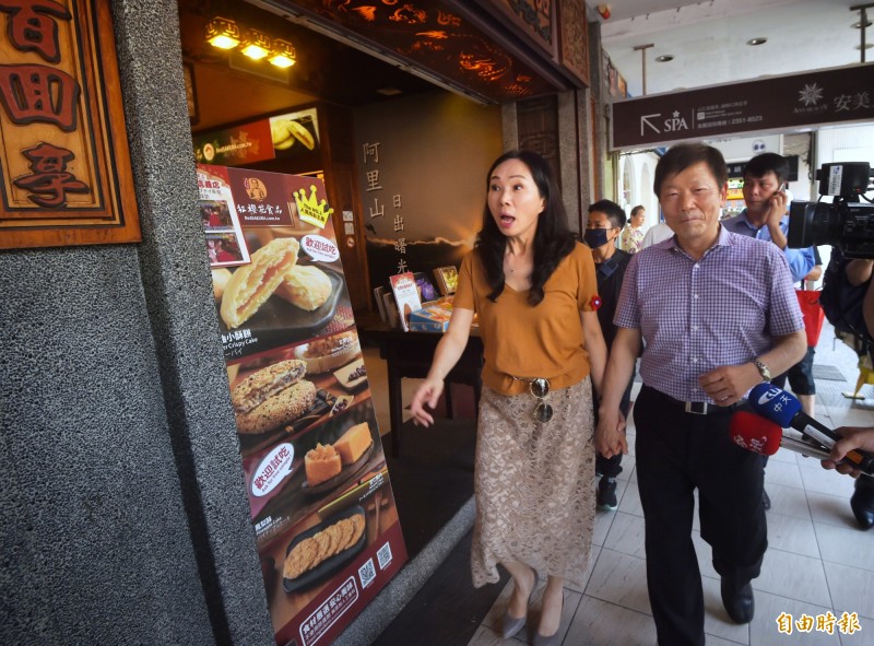 高雄市長韓國瑜的妻子李佳芬，昨北上走訪台北市永康商圈，過程中與一名「男性友人」十指緊扣牽手，照片曝光引發熱議。（資料照）